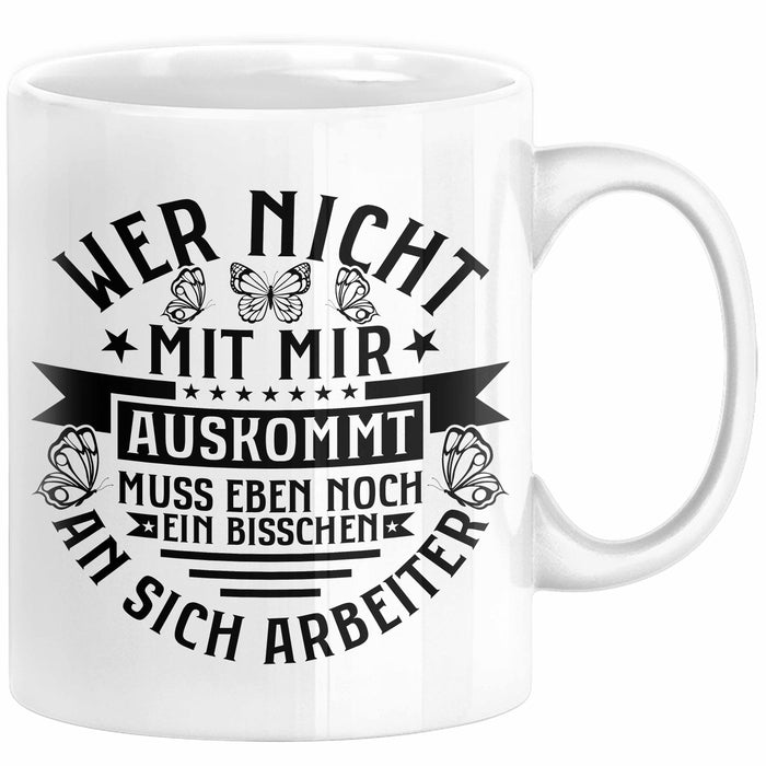 Lustiger Spruch Tasse Wer Nicht Mit Mir Auskommt Muss Eben Noch EIn Bisschen An Sich Arbeiten Kaffee-Becher Humor Weiß Trendation