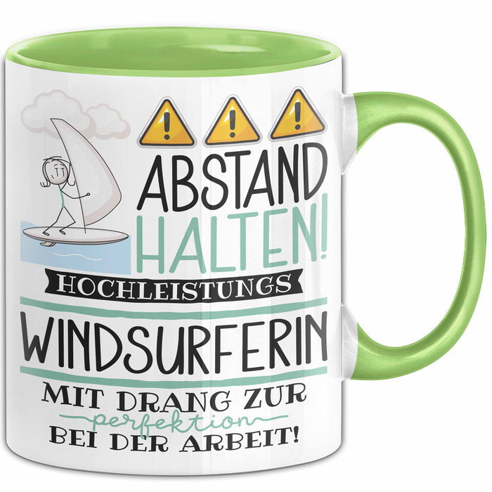 Windsurferin Tasse Geschenk Lustig Abstand Halten Hochleistungs-Windsurferin Mit Drang Zur Perfektion Bei Der Arbeit Grün Trendation