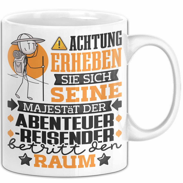 Abenteurreisender Geschenk Tasse Lustiger Spruch Erheben Sie Sich Der Abenteurreisender Betritt den Raum Weiß Trendation