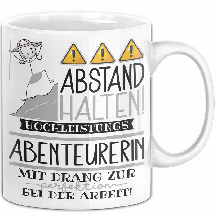 Abenteurerin Tasse Geschenk Lustig Abstand Halten Hochleistungs-Abenteurerin Mit Drang Zur Perfektion Bei Der Arbeit Weiß Trendation