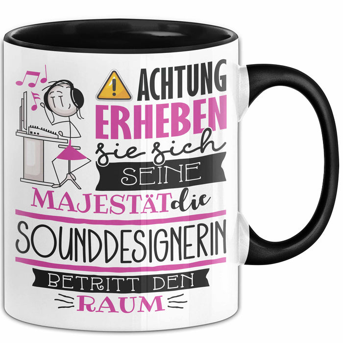 Sounddesignerin Tasse Geschenk Lustiger Spruch Bitte Erheben Sie Sich Seine Majestät Die Sounddesignerin Betritt Den Raum Schwarz Trendation