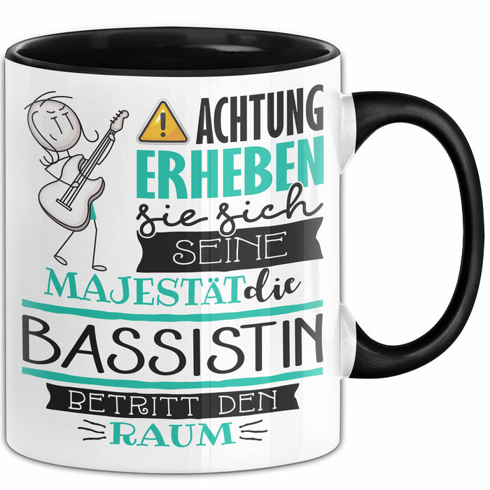Bassistin Tasse Geschenk Lustiger Spruch Bitte Erheben Sie Sich Seine Majestät Die Bassistin Betritt Den Raum Schwarz Trendation
