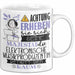 Elektronische Musikproduzentin Tasse Geschenk Lustiger Spruch Bitte Erheben Sie Sich Seine Majestät Die Elektronische Musikproduzentin Betritt Den Raum Weiß Trendation