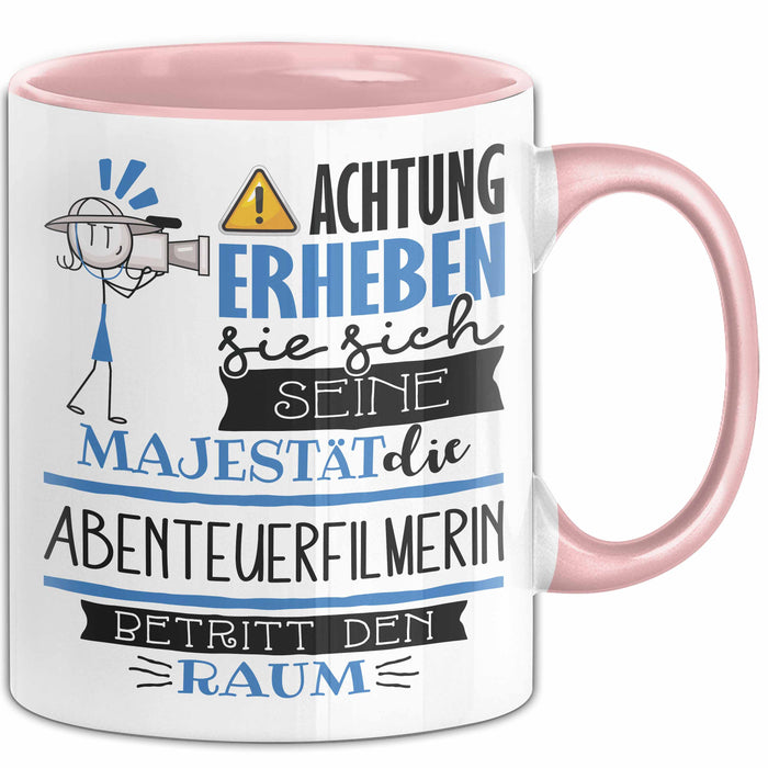 Abenteuerfilmerin Tasse Geschenk Lustiger Spruch Bitte Erheben Sie Sich Seine Majestät Die Abenteuerfilmerin Betritt Den Raum Rosa Trendation