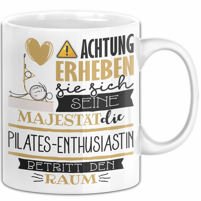Pilates-Enthusiastin Tasse Geschenk Lustiger Spruch Bitte Erheben Sie Sich Seine Majestät Die Pilates-Enthusiastin Betritt Den Raum Weiß Trendation