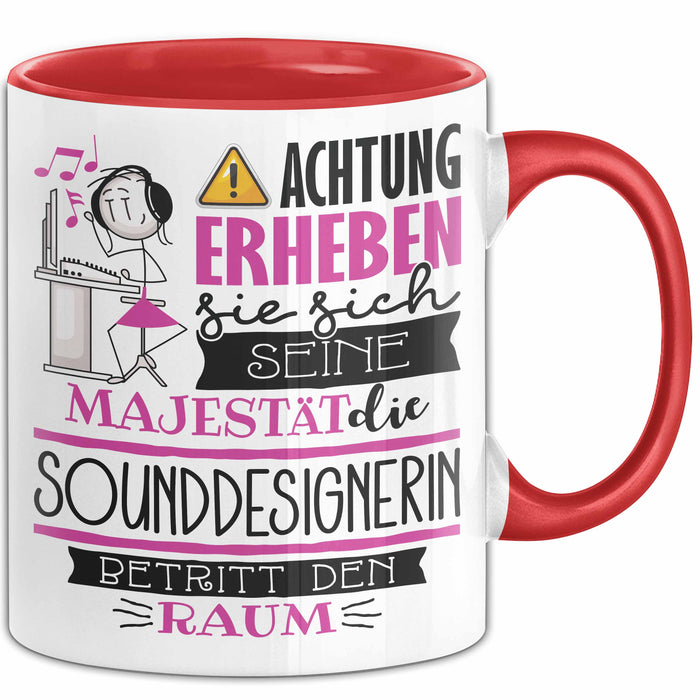 Sounddesignerin Tasse Geschenk Lustiger Spruch Bitte Erheben Sie Sich Seine Majestät Die Sounddesignerin Betritt Den Raum Rot Trendation
