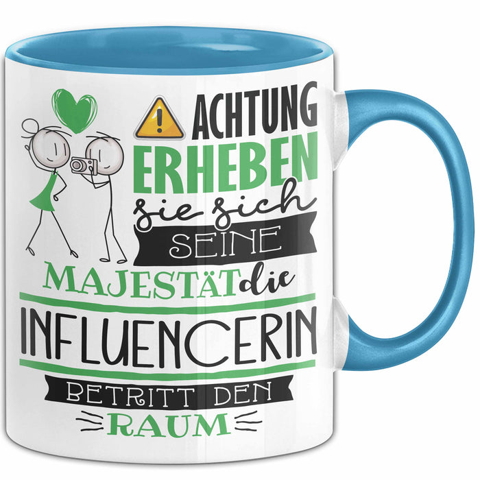 Influencerin Tasse Geschenk Lustiger Spruch Bitte Erheben Sie Sich Seine Majestät Die Influencerin Betritt Den Raum Blau Trendation