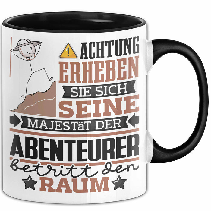 Abenteurer Geschenk Tasse Lustiger Spruch Erheben Sie Sich Der Abenteurer Betritt den Raum Schwarz Trendation