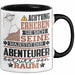 Abenteurer Geschenk Tasse Lustiger Spruch Erheben Sie Sich Der Abenteurer Betritt den Raum Schwarz Trendation