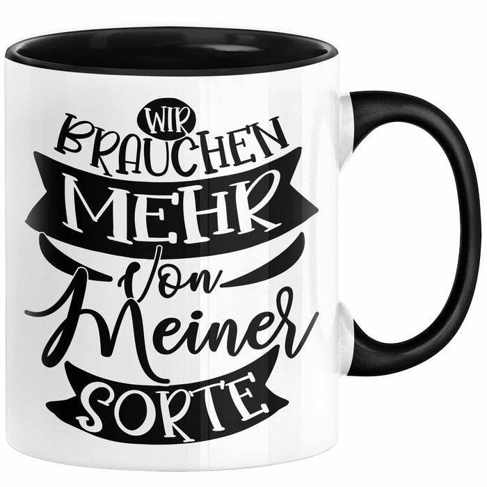 Lustiger Spruch Kaffee-Becher Geschenk für Kollegen Wir Brauchen Mehr Von Meiner Sorte Tasse Schwarz Trendation