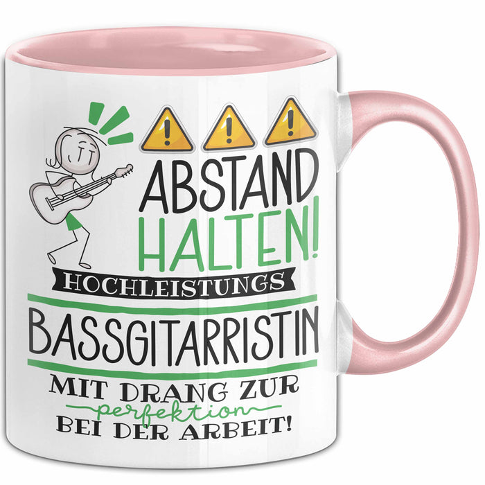 Bassgitarristin Tasse Geschenk Lustig Abstand Halten Hochleistungs-Bassgitarristin Mit Drang Zur Perfektion Bei Der Arbeit Rosa Trendation