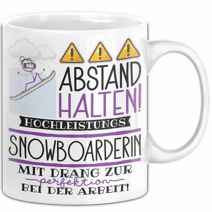 Snowboarderin Tasse Geschenk Lustig Abstand Halten Hochleistungs-Snowboarderin Mit Drang Zur Perfektion Bei Der Arbeit Weiß Trendation