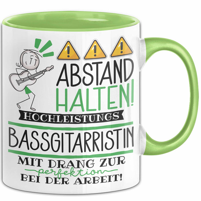 Bassgitarristin Tasse Geschenk Lustig Abstand Halten Hochleistungs-Bassgitarristin Mit Drang Zur Perfektion Bei Der Arbeit Grün Trendation