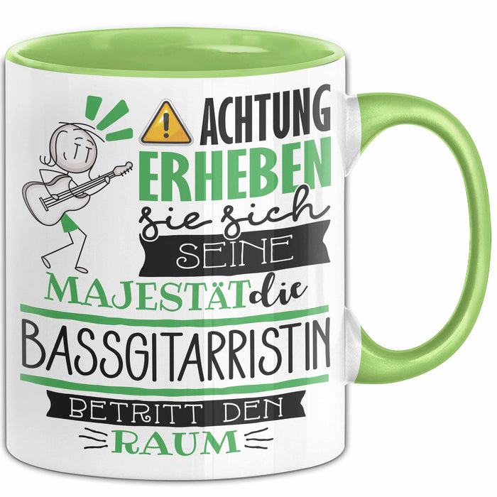 Bassgitarristin Tasse Geschenk Lustiger Spruch Bitte Erheben Sie Sich Seine Majestät Die Bassgitarristin Betritt Den Raum Grün Trendation