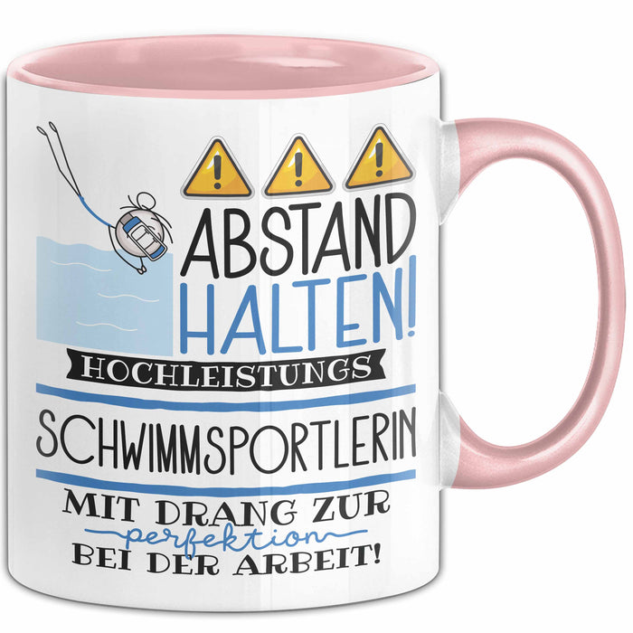 Schwimmsportlerin Tasse Geschenk Lustig Abstand Halten Hochleistungs-Schwimmsportlerin Mit Drang Zur Perfektion Bei Der Arbeit Rosa Trendation