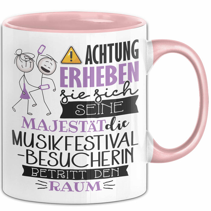 Musikfestival-Besucherin Tasse Geschenk Lustiger Spruch Bitte Erheben Sie Sich Seine Majestät Die Musikfestival-Besucherin Betritt Den Raum Rosa Trendation