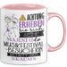 Musikfestival-Besucherin Tasse Geschenk Lustiger Spruch Bitte Erheben Sie Sich Seine Majestät Die Musikfestival-Besucherin Betritt Den Raum Rosa Trendation