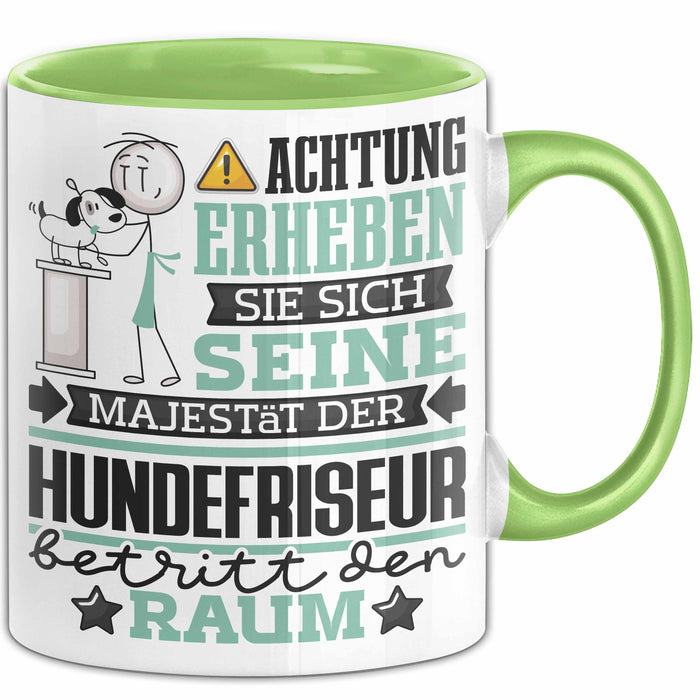 Hundefriseur Geschenk Tasse Lustiger Spruch Erheben Sie Sich Der Hundefriseur Betritt den Raum Grün Trendation
