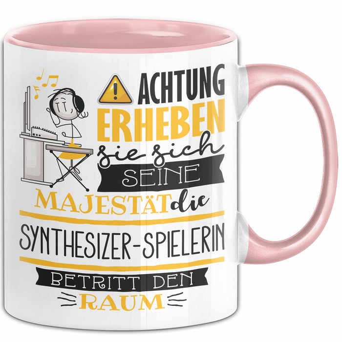 Synthesizer-Spielerin Tasse Geschenk Lustiger Spruch Bitte Erheben Sie Sich Seine Majestät Die Synthesizer-Spielerin Betritt Den Raum Rosa Trendation