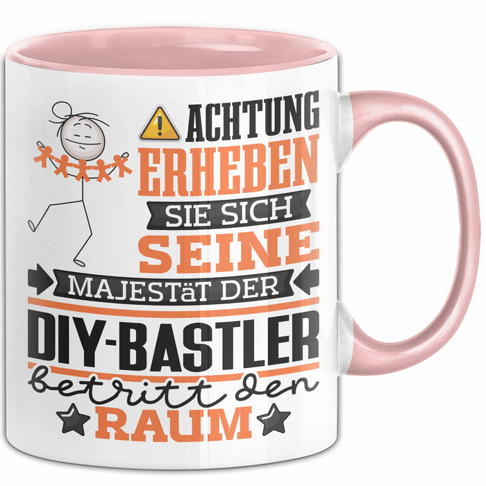 DIY-Bastler Geschenk Tasse Lustiger Spruch Erheben Sie Sich Der DIY-Bastler Betritt den Raum Rosa Trendation