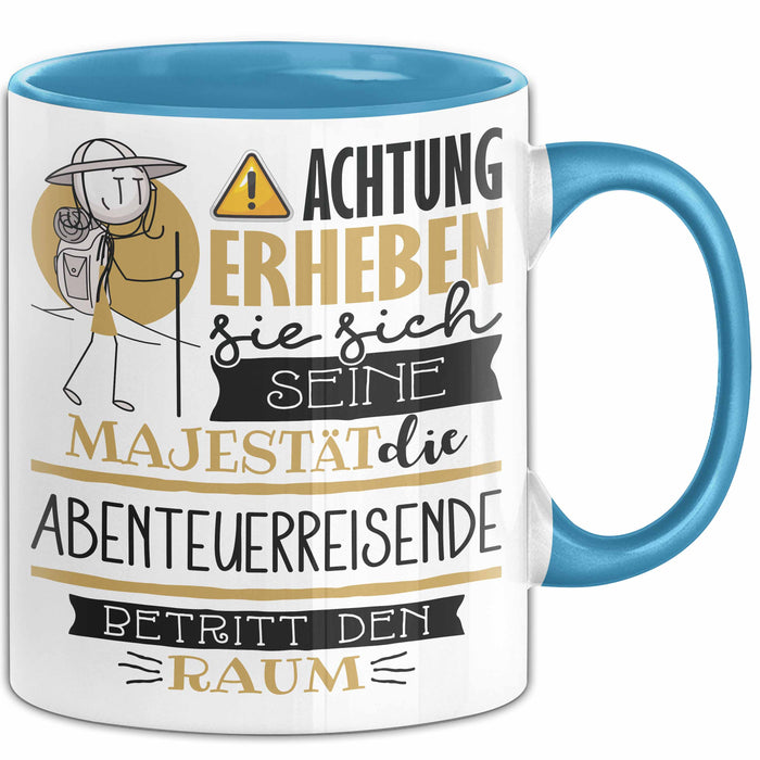 Abenteuerreisende Tasse Geschenk Lustiger Spruch Bitte Erheben Sie Sich Seine Majestät Die Abenteuerreisende Betritt Den Raum Blau Trendation