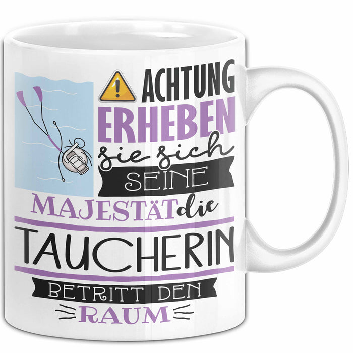 Taucherin Tasse Geschenk Lustiger Spruch Bitte Erheben Sie Sich Seine Majestät Die Taucherin Betritt Den Raum Weiß Trendation
