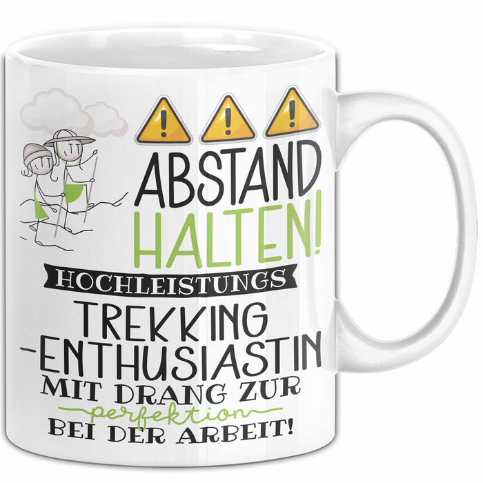 Trekking-Enthusiastin Tasse Geschenk Lustig Abstand Halten Hochleistungs-Trekking-Enthusiastin Mit Drang Zur Perfektion Bei Der Arbeit Weiß Trendation