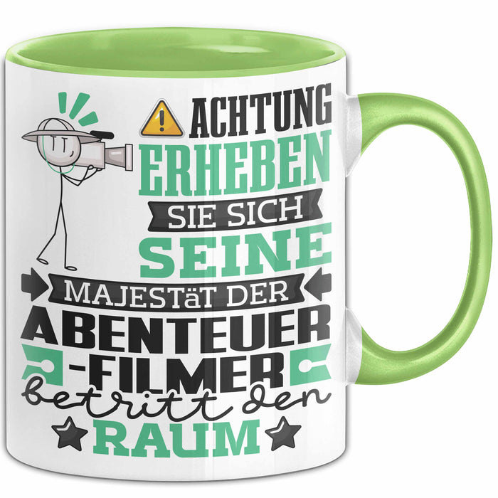 Abenteuerfilmer Geschenk Tasse Lustiger Spruch Erheben Sie Sich Der Abenteuerfilmer Betritt den Raum Grün Trendation
