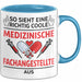 Medizinischer Assistent Arzt Tasse Geschenk Lustige Geschenkidee Spruch So Sieht Eine Richtig Coole Medizinische Fachangestellte Aus Blau Trendation