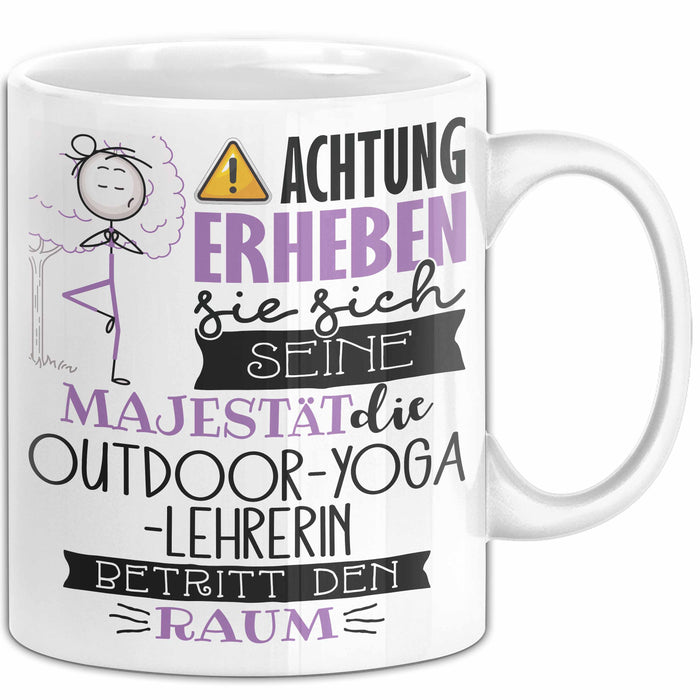 Outdoor-Yoga-Lehrerin Tasse Geschenk Lustiger Spruch Bitte Erheben Sie Sich Seine Majestät Die Outdoor-Yoga-Lehrerin Betritt Den Raum Weiß Trendation