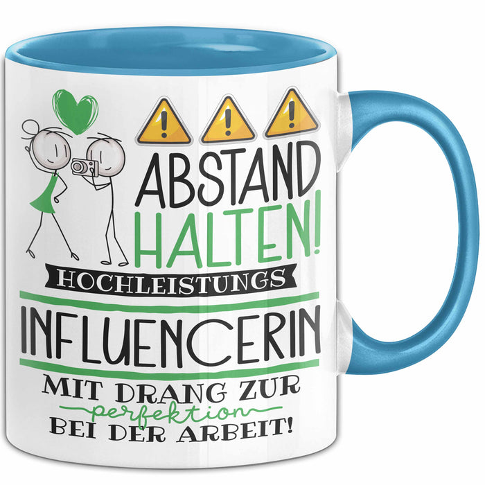 Influencerin Tasse Geschenk Lustig Abstand Halten Hochleistungs-Influencerin Mit Drang Zur Perfektion Bei Der Arbeit Blau Trendation