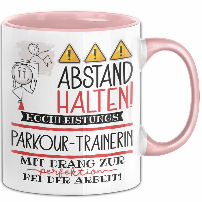 Parkour-Trainerin Tasse Geschenk Lustig Abstand Halten Hochleistungs-Parkour-Trainerin Mit Drang Zur Perfektion Bei Der Arbeit Rosa Trendation