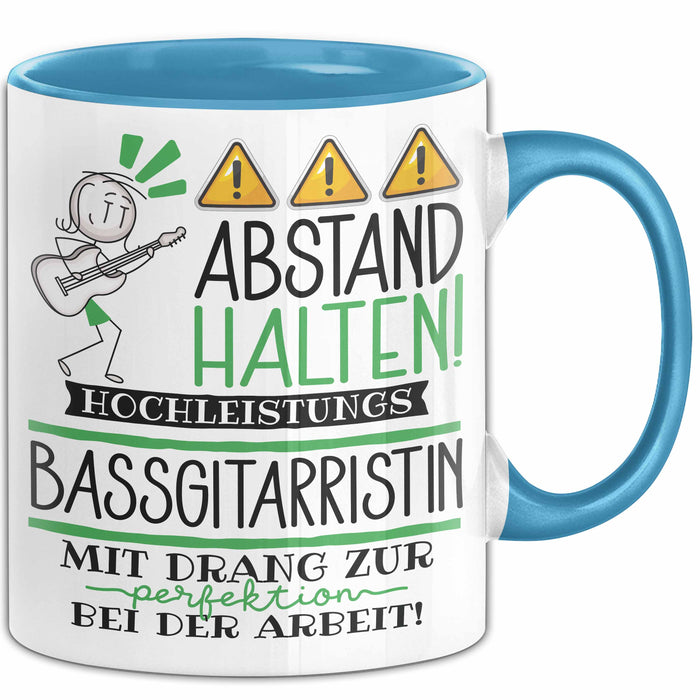 Bassgitarristin Tasse Geschenk Lustig Abstand Halten Hochleistungs-Bassgitarristin Mit Drang Zur Perfektion Bei Der Arbeit Blau Trendation