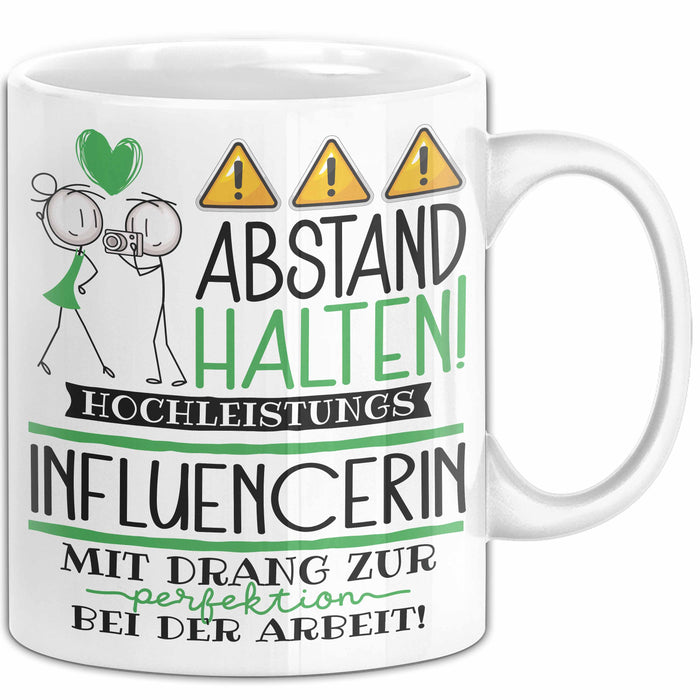 Influencerin Tasse Geschenk Lustig Abstand Halten Hochleistungs-Influencerin Mit Drang Zur Perfektion Bei Der Arbeit Weiß Trendation