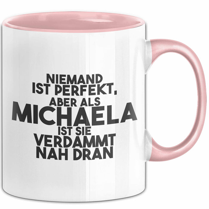 Michaela Tasse Niemand Ist Perfekt, Michaela Ist Nah Dran Geschenk Rosa Trendation