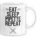 Biologe Tasse Geschenk Essen Schlafen Pipettieren Weiß Trendation