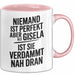 Gisela Tasse Geschenk Niemand Ist Perfekt Gisela Verdammt Nah Dran Geschenkidee Rosa Trendation