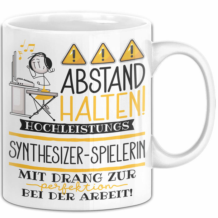 Synthesizer-Spielerin Tasse Geschenk Lustig Abstand Halten Hochleistungs-Synthesizer-Spielerin Mit Drang Zur Perfektion Bei Der Arbeit Weiß Trendation