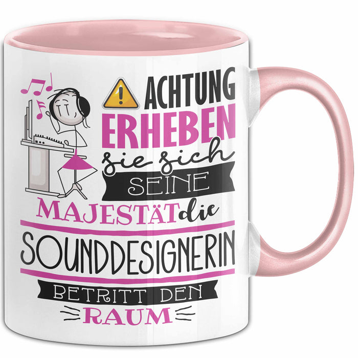 Sounddesignerin Tasse Geschenk Lustiger Spruch Bitte Erheben Sie Sich Seine Majestät Die Sounddesignerin Betritt Den Raum Rosa Trendation