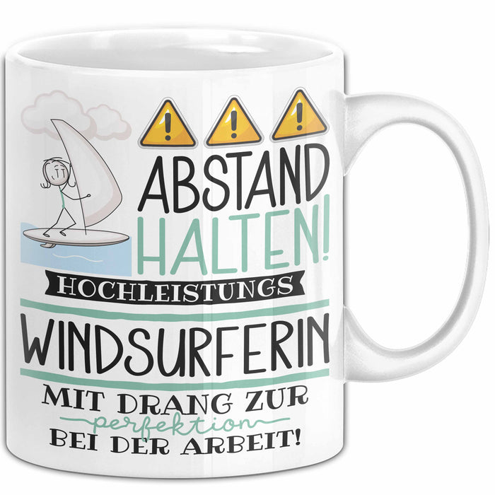 Windsurferin Tasse Geschenk Lustig Abstand Halten Hochleistungs-Windsurferin Mit Drang Zur Perfektion Bei Der Arbeit Weiß Trendation