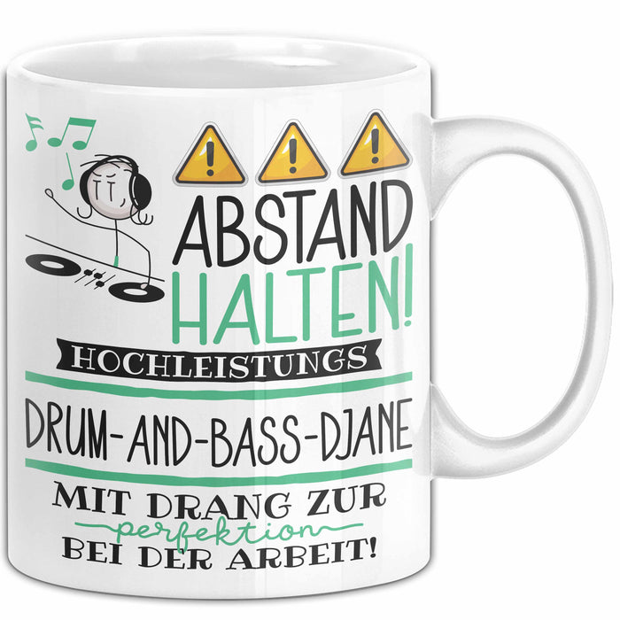 Drum-and-Bass-DJane Tasse Geschenk Lustig Abstand Halten Hochleistungs-Drum-and-Bass-DJane Mit Drang Zur Perfektion Bei Der Arbeit Weiß Trendation