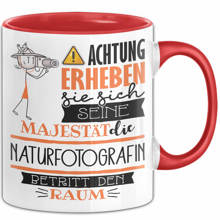 Naturfotografin Tasse Geschenk Lustiger Spruch Bitte Erheben Sie Sich Seine Majestät Die Naturfotografin Betritt Den Raum Rot Trendation
