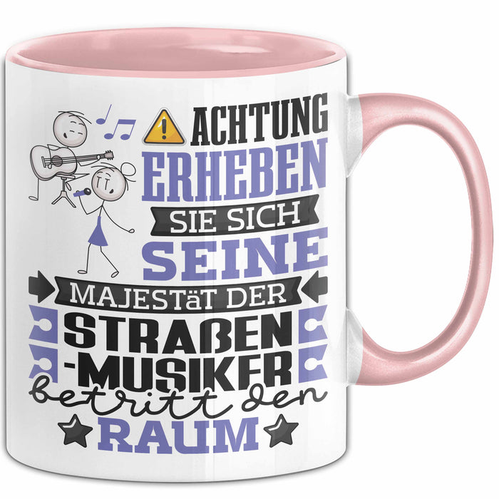 Straßenmusiker Geschenk Tasse Lustiger Spruch Erheben Sie Sich Der Straßenmusiker Betritt den Raum Rosa Trendation