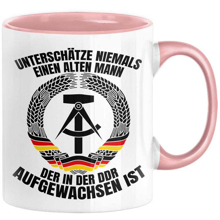 DDR Mann Tasse Geschenk Unterschätze Niemals Einen Alten Mann Der In Der DDR AufgewachsenIst Kaffee-Becher Rosa Trendation
