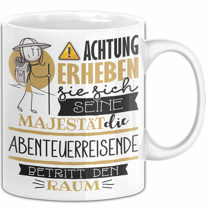 Abenteuerreisende Tasse Geschenk Lustiger Spruch Bitte Erheben Sie Sich Seine Majestät Die Abenteuerreisende Betritt Den Raum Weiß Trendation