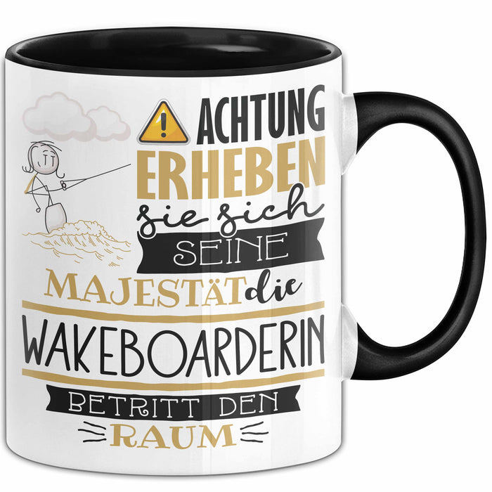 Wakeboarderin Tasse Geschenk Lustiger Spruch Bitte Erheben Sie Sich Seine Majestät Die Wakeboarderin Betritt Den Raum Schwarz Trendation
