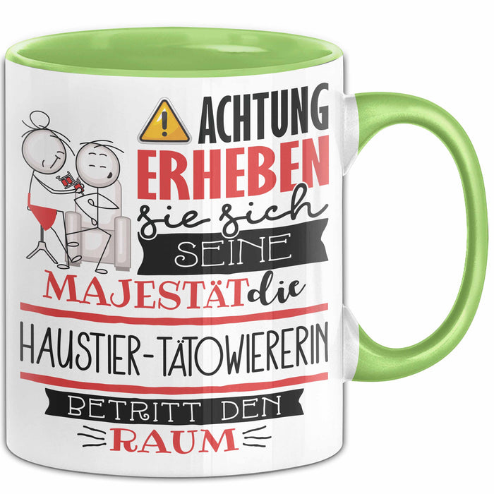 Haustier-Tätowiererin Tasse Geschenk Lustiger Spruch Bitte Erheben Sie Sich Seine Majestät Die Haustier-Tätowiererin Betritt Den Raum Grün Trendation