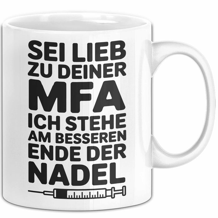 Medizinischer Assistent Arzt Tasse Geschenk Lustige Geschenkidee Spruch Sei Lieb Zu Deiner Mfa Ich Stehe Am Besseren Ende Der Nadel Weiß Trendation