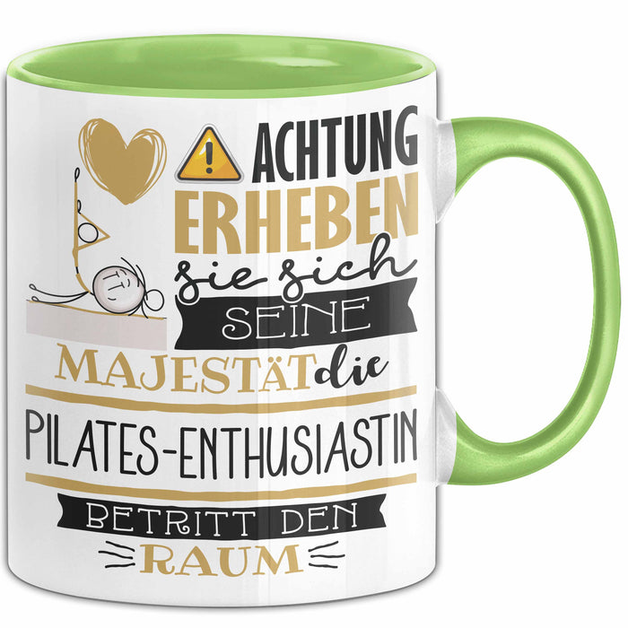 Pilates-Enthusiastin Tasse Geschenk Lustiger Spruch Bitte Erheben Sie Sich Seine Majestät Die Pilates-Enthusiastin Betritt Den Raum Grün Trendation