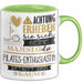Pilates-Enthusiastin Tasse Geschenk Lustiger Spruch Bitte Erheben Sie Sich Seine Majestät Die Pilates-Enthusiastin Betritt Den Raum Grün Trendation